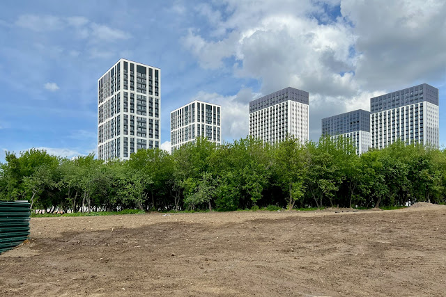 Аминьевское шоссе, строящийся жилой комплекс «Вестердам», остатки яблоневого сада бывшего совхоза «Матвеевский»
