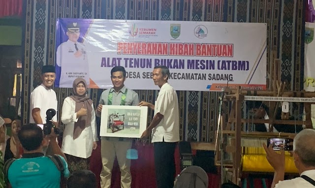 Dukung  UMKM Pemkab Beri Hibah Bantuan 5 Mesin Tenun kepada Pengrajin Seboro