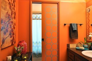 Baño color naranja