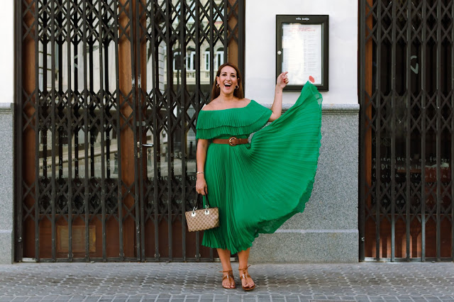 Fashion South con vestido verde plisado de Zara y hombros al aire