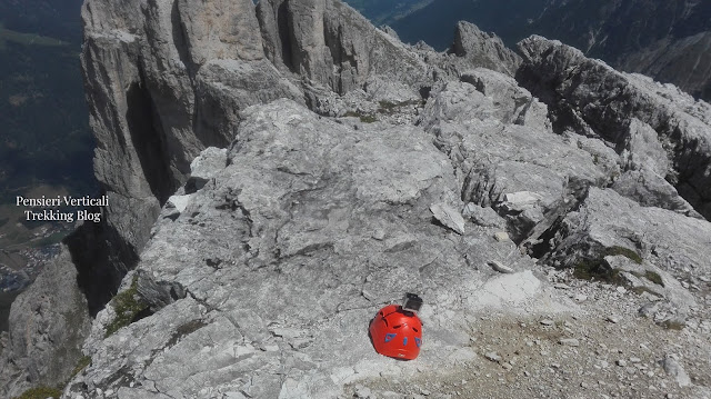 Casco abbandonato sulle rocce della vetta dell'Elferkofel