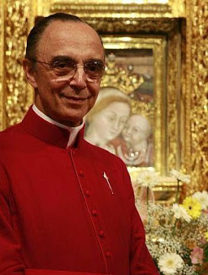 Mons. João Clá, Fundador de los Heraldos  del Evangelio, delante de Nuestra Señora  del Buen Consejo, en Genazzano