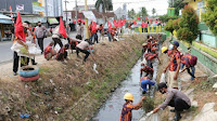 Pemuda Pancasila dan Polres Pringsewu Bersihkan Lingkungan Saluran Irigasi