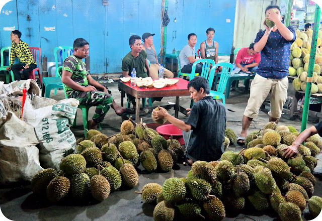  Pasti semua nya tujuk tangan suka suka suka Pesta Durian Sepanjang Tahun Di Pasar Kuto