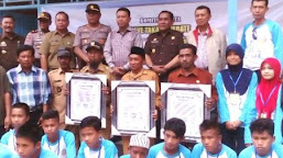 Foto Bersama Bupati Seusai Penandatanganan Piagam Latondu Dan Pelepasan Tukik Penyu