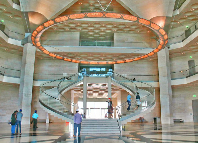 Una visita al Museo de Arte Islámico de Doha Vistas Interior escaleras