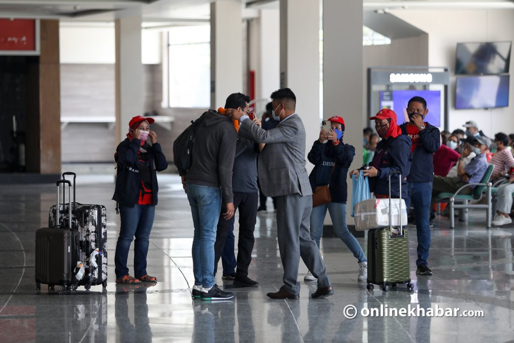 Tribhuvan Airport Ko Pratixyalayama Aafanta Kura 100 Rupaiya Sulka