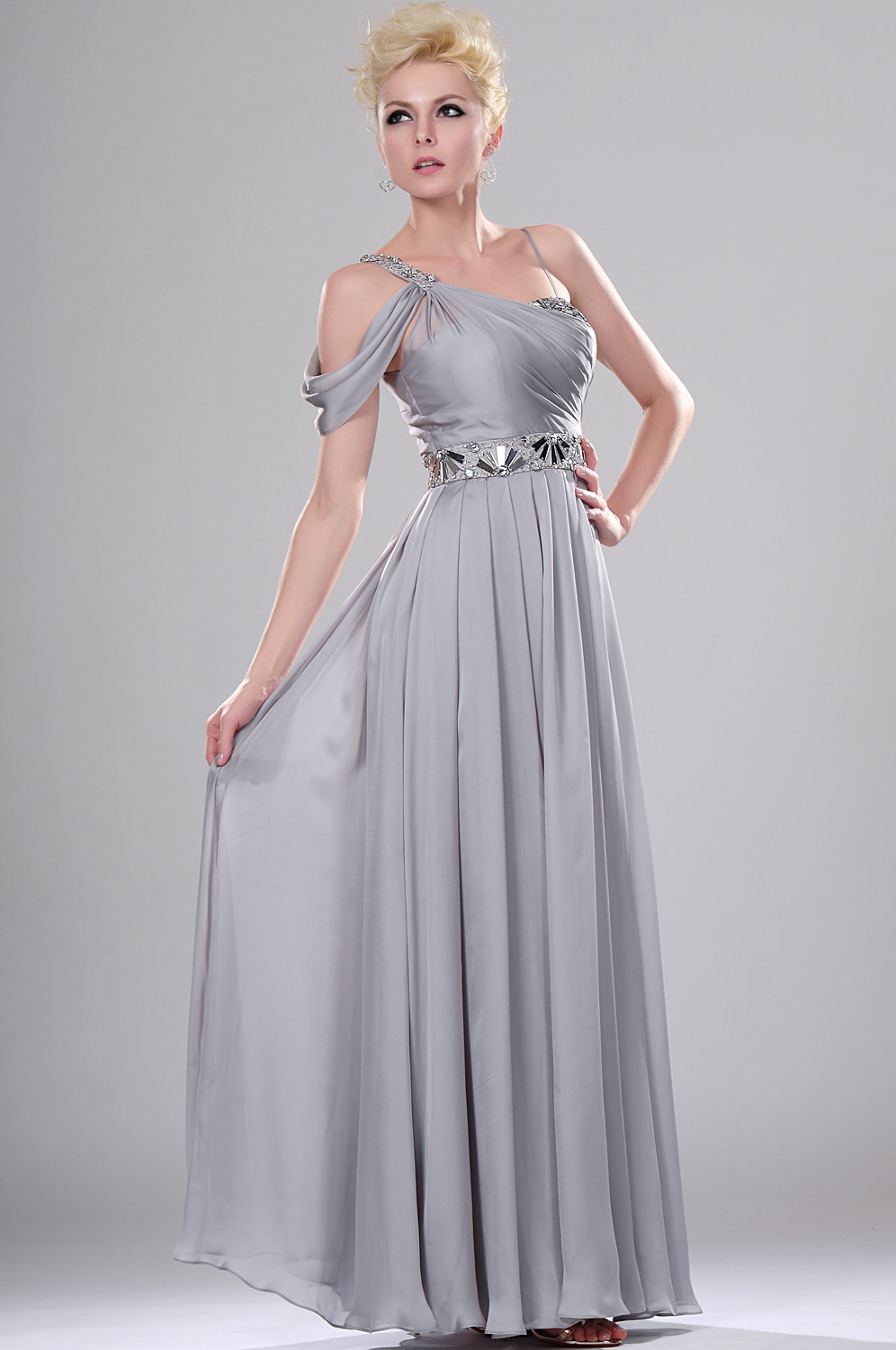 Voici une belle collection de robe de soirÃ©e longue de couleur grise.