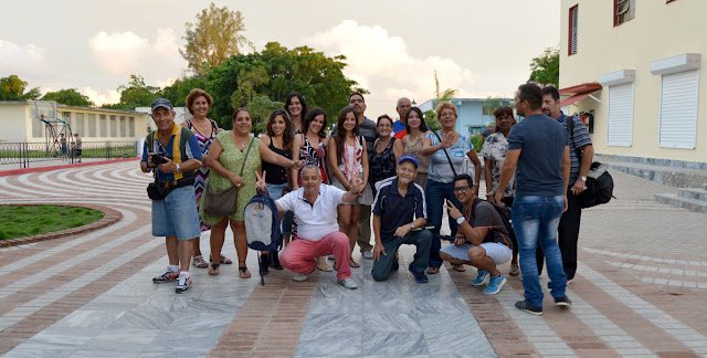 El grupo se alista para la primera foto de grupo, en el boulevard de Gerona