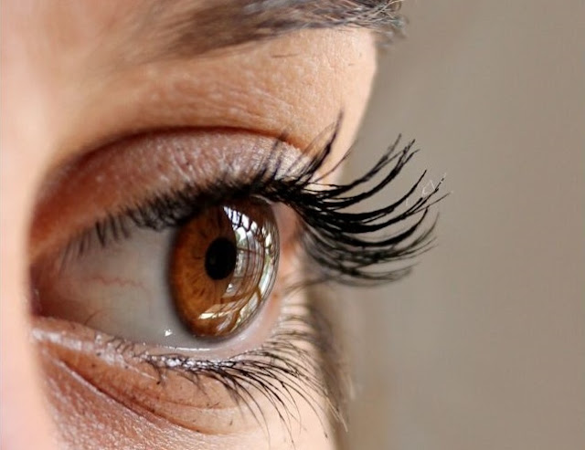 maquillaje agrandar ojos trucos