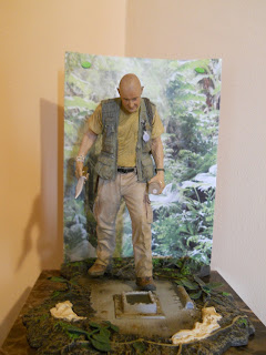 figura a escala de John Locke en la escotilla de la isla de la serie Perdidos 