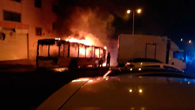 El incendio de una guagua afecta a cinco vehículos estacionados, Las Palmas de Gran Canaria