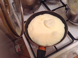 готовый омлет в сковороде