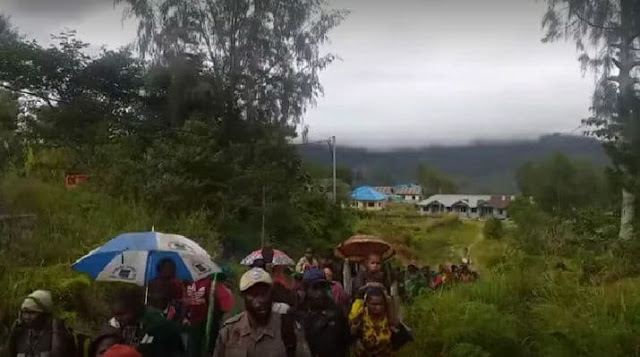 Pengungsi Intan Jaya Dapat Bantuan 120 Ton Beras