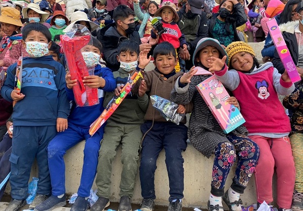 UPEA lleva sonrisas a pequeñuelos del área rural