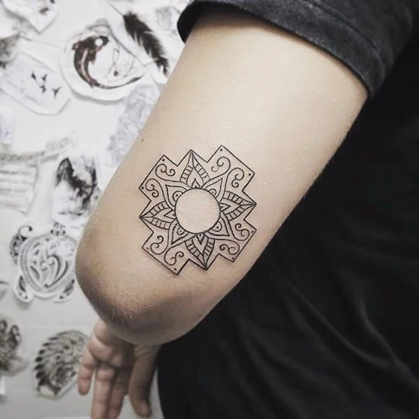 chica con tatuaje de mandala