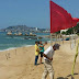 Continua oleaje alto en playas de Acapulco