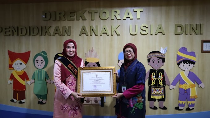 Lucyanel Arlym Genius Umar Terima Penghargaan Bunda PAUD Tingkat Nasional 