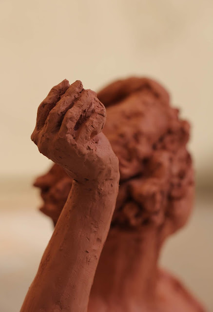 sculpture, contemporary, art, arte, escultura, terracotta, woman, Sarah, Myers, statue, figurative, modern, ultra-contemporary, movement, red, clay, earthenware, ceramics, apple, fruit, discord, Eris, half-length, realistic, artist, myth, Greek, legend, kunst, skulptur, vitality, motion, hand, detail, close-up, manos, impressionistic, technique