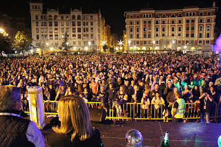 Miles de personas celebran en Herriko Plaza la nochevieja anticipada organizada por hosteleros