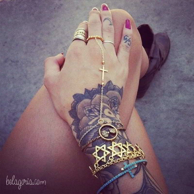 tatuaje de pulsera para una chicas