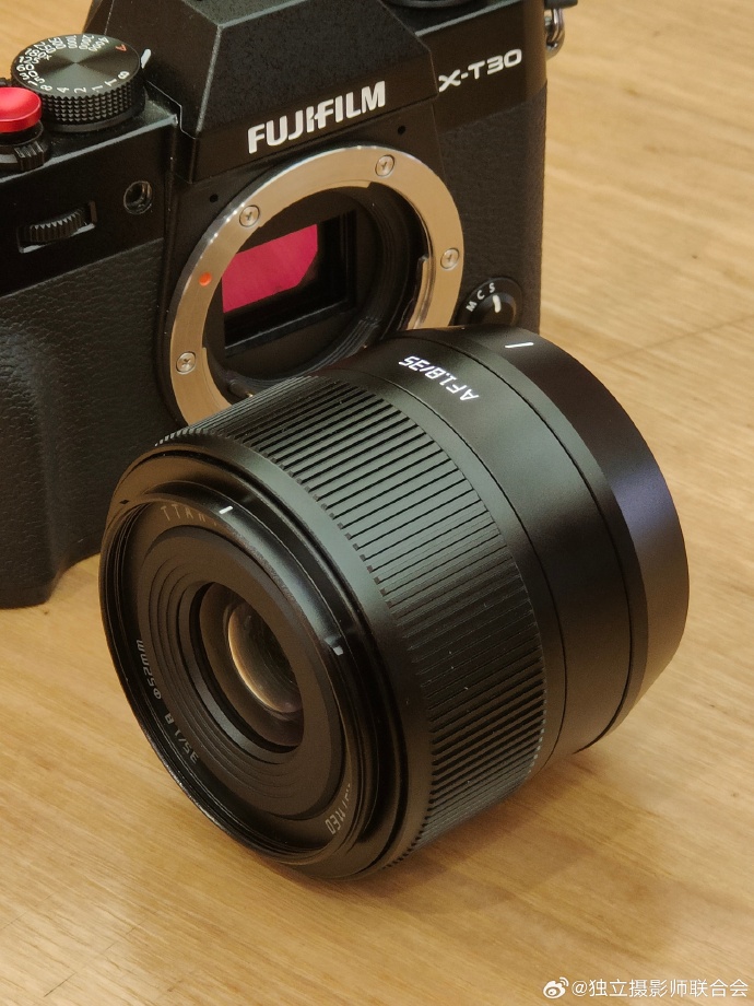 Объектив TTArtisan AF 35mm f/1.8 с камерой Fujifilm X-T30