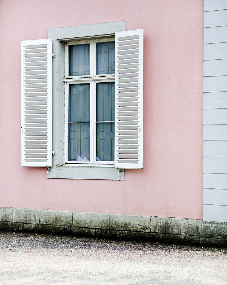 Benrather Schloss Castel Pink House White Window Shutters Fensterläden