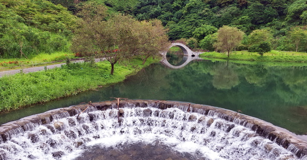 花蓮光復吉利潭山中秘境，拱橋、戲水道、生態浮島，踏青好去處