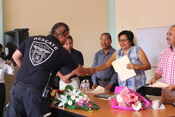 Edil de Zaachila reconoce a Bomberos voluntarios 