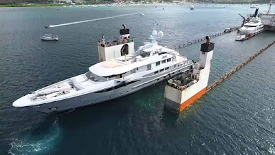 Το πλοίο που μεταφέρει τεράστια yacht λειτουργεί με εντυπωσιακό τρόπο 