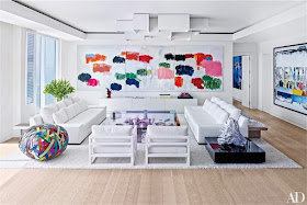 salon en blanco con colorido arte contemporaneo chicanddeco