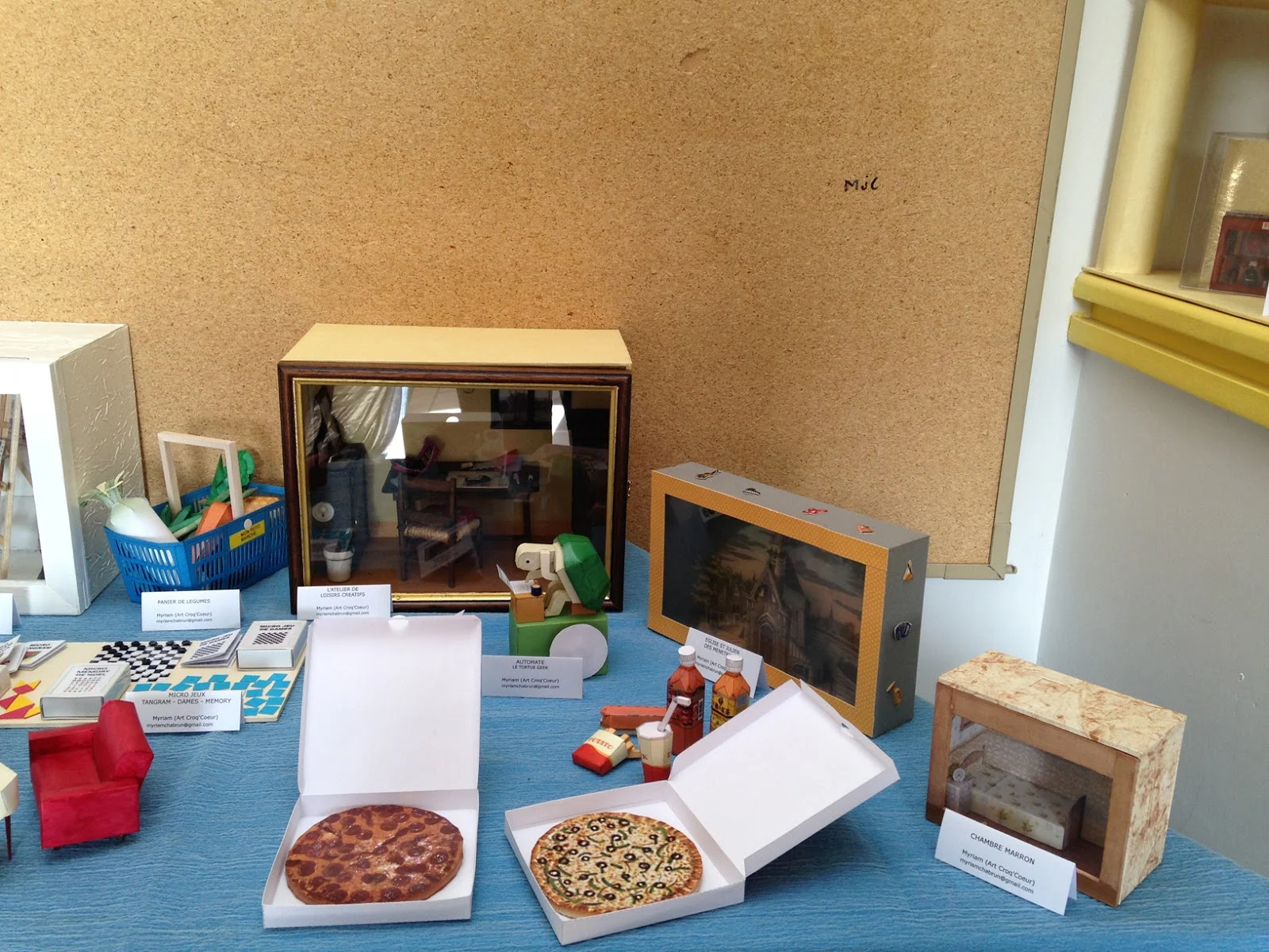 vitrine miniature et aliments en papier