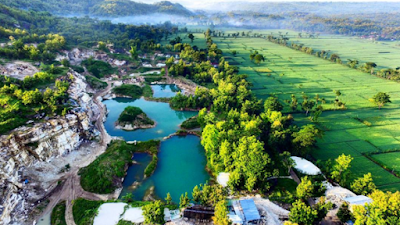 Foto Pemandangan Telaga Biru dari bekas tambang batu kapur di Gunungkidul