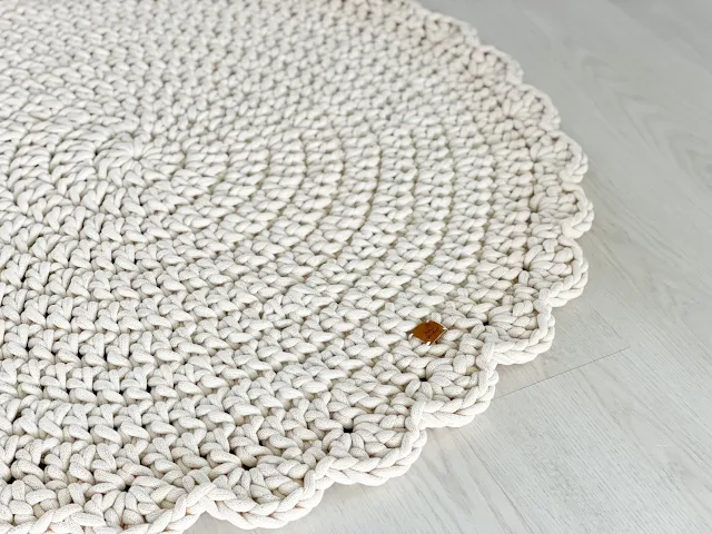 Round Scalloped Edge Rug