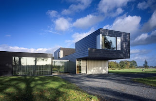Linear house design by Zecc Architecten