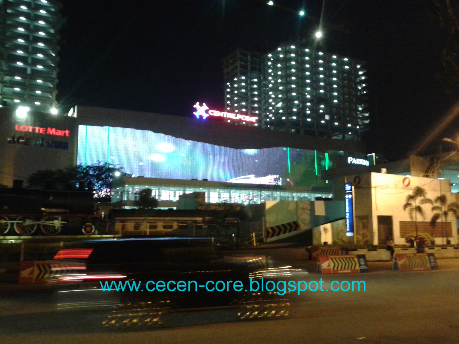 Layar LED raksasa di Medan Centre Point (MCP)