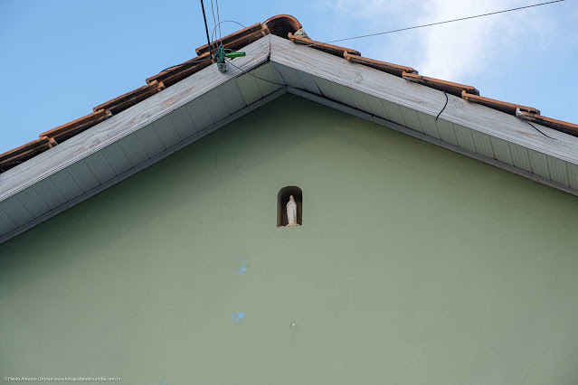 Casa na Rua Lamenha Lins - detlahe de caeplinha com imagem de Nossa Senhora