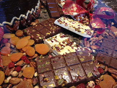 Tirei a foto em uma vitrine de uma chocolateria de Gramado. Achei muito bonito. São barras de chocolate (uns brancos e outros ao leite), recheadas com passas e castanhas diversas.