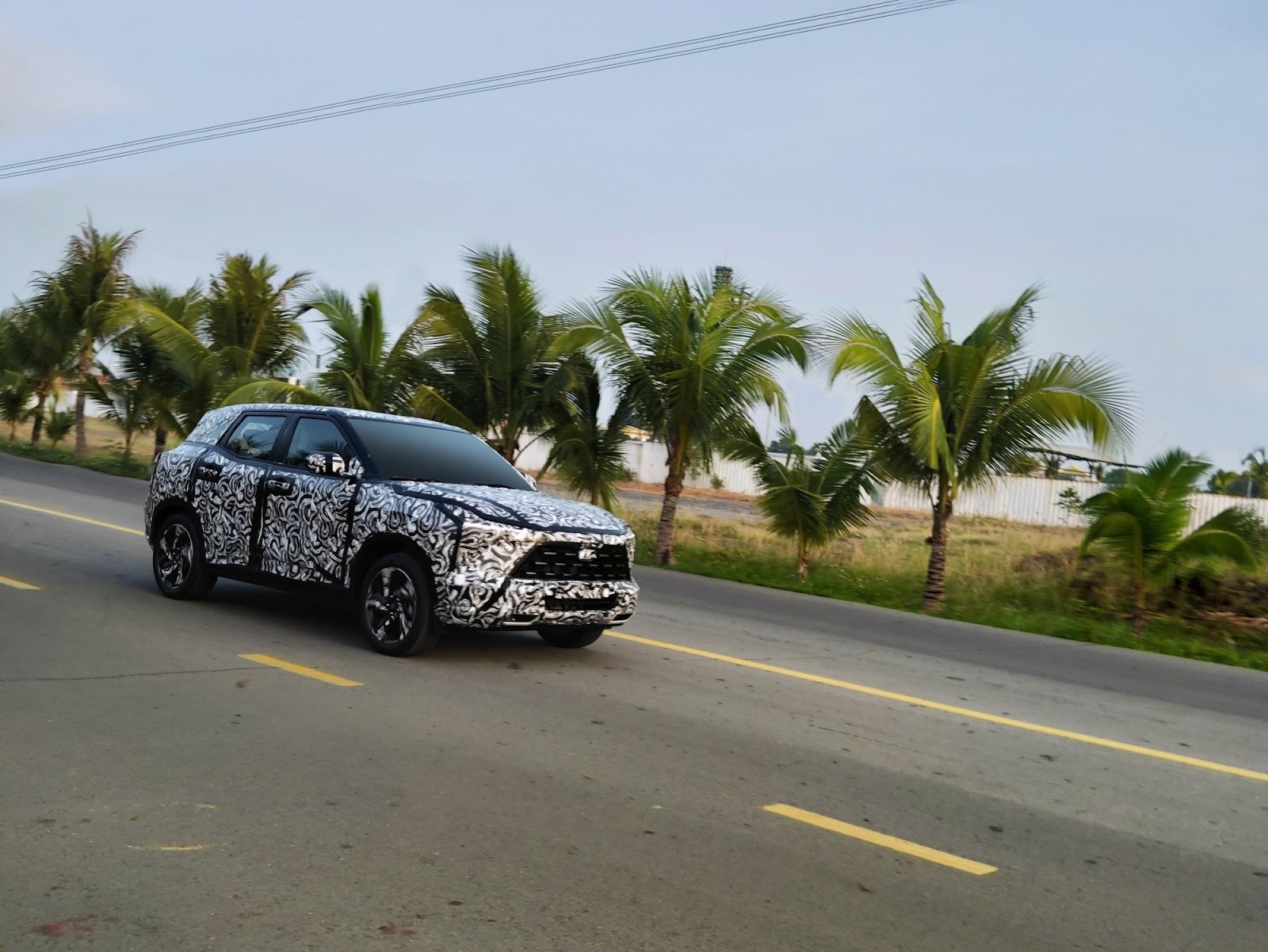 Mitsubishi XFC bản tiền thương mại chạy <a href=