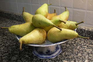 Frutero con peras del huerto.