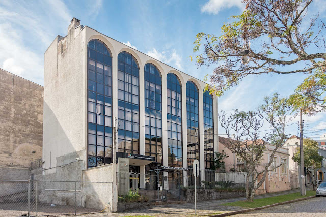 Outro edifício com arcos que lembram Brasília