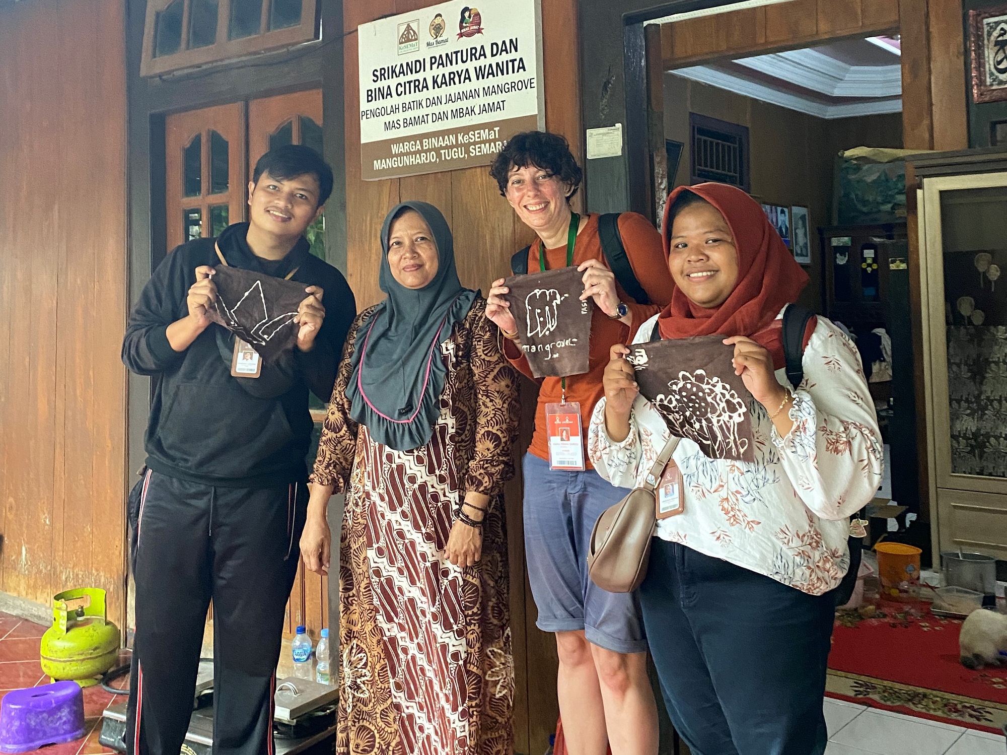 IKAMaT Dampingi Pelatihan Batik, Jajanan dan Kopi Mangrove Mahasiswa Griffith University Australia di Semarang Mangrove Center