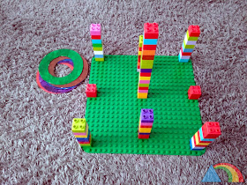 Juego de puntería hecho con lego y anillas de cartón