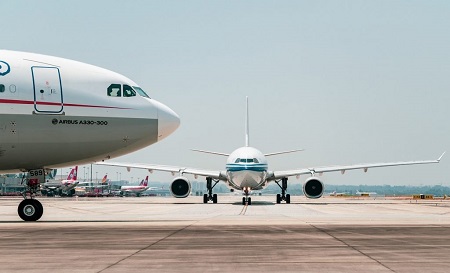 Xechasan feretro me nekro sto aeroplano kai petaxe piso stin Ellada