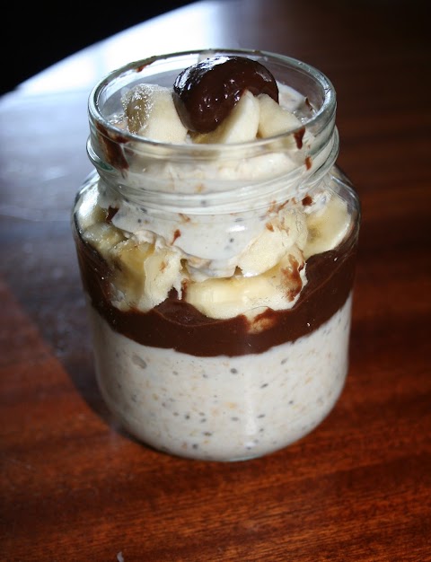 "Overnight oats" ou aveia adormecida com molho "fudge" de cacau e manteiga de amendoim