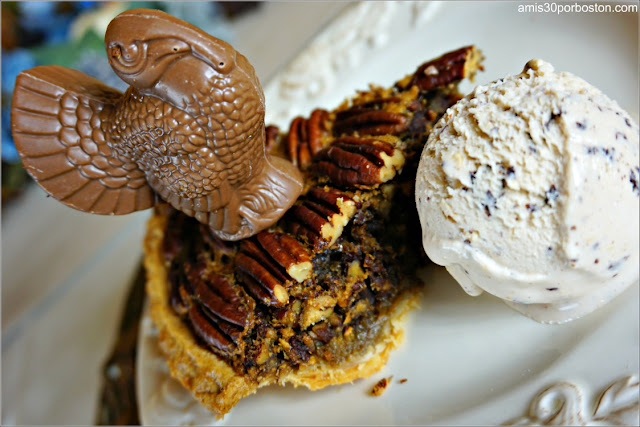 Porción de la Chocolate Bourbon Pecan Pie con Helado de Avellana y Pavo de Chocolate