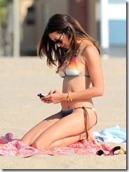 Noureen-DeWulf-Sexy-Bikini-Pictures-At-Redondo-Beach-04