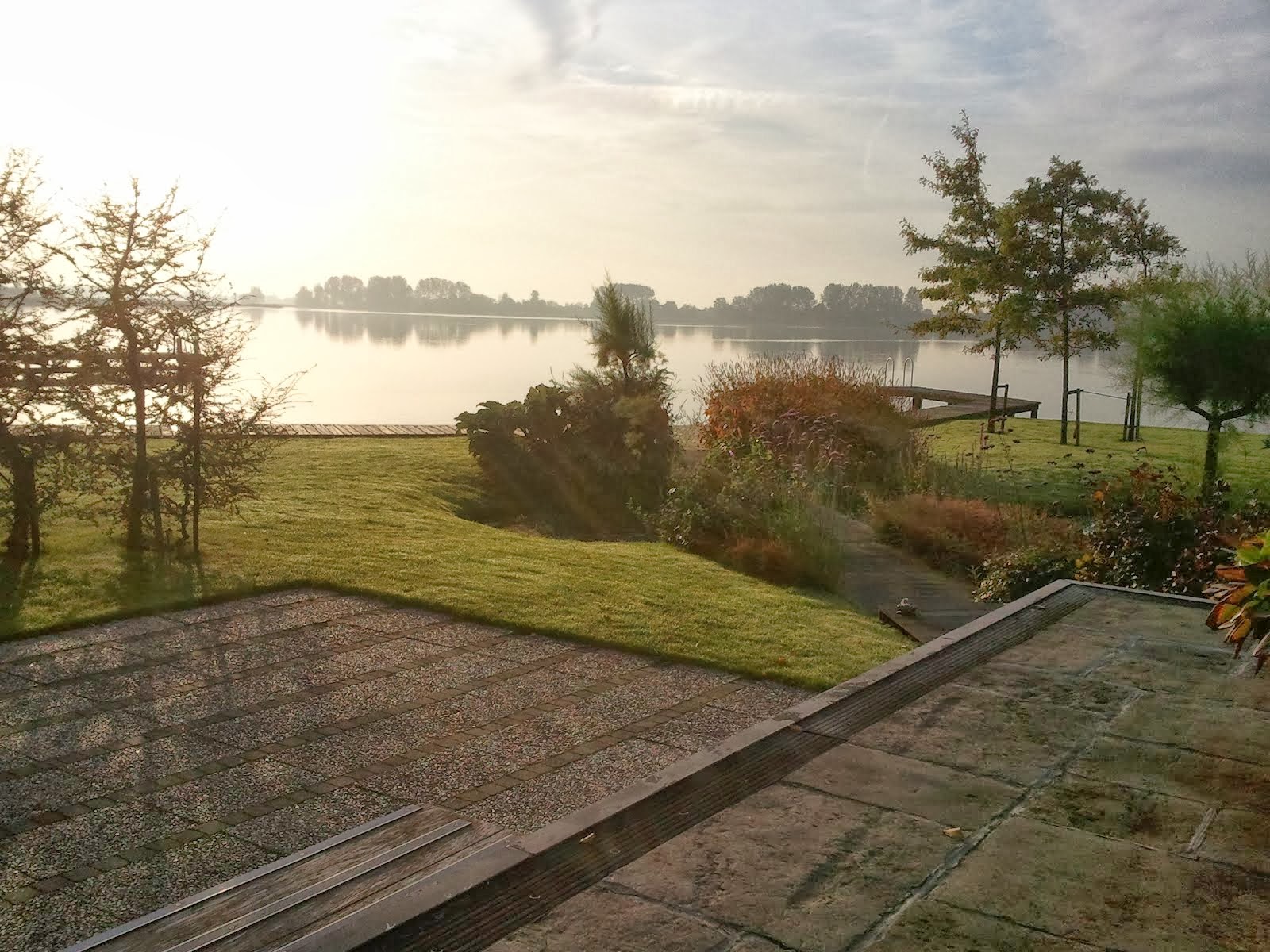 Foto tuin aan De Poel in Wormer