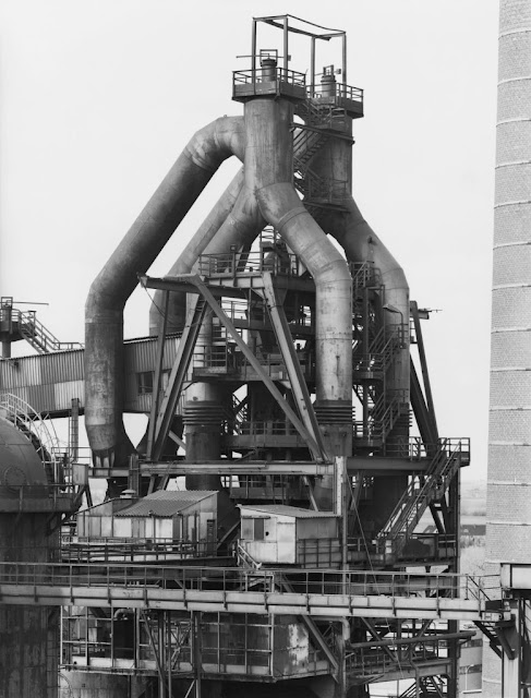 Instalação industrial em preto e branco.