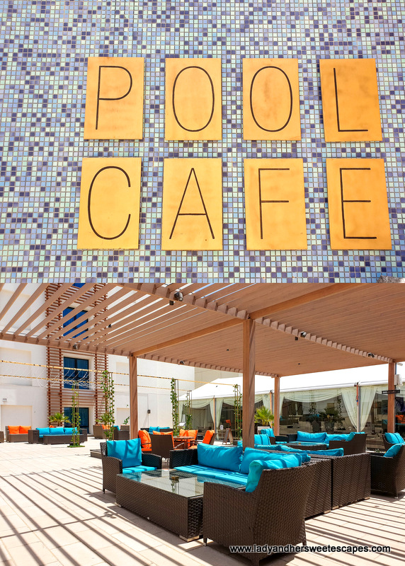 pool cafe in Hili Rayhaan by Rotana